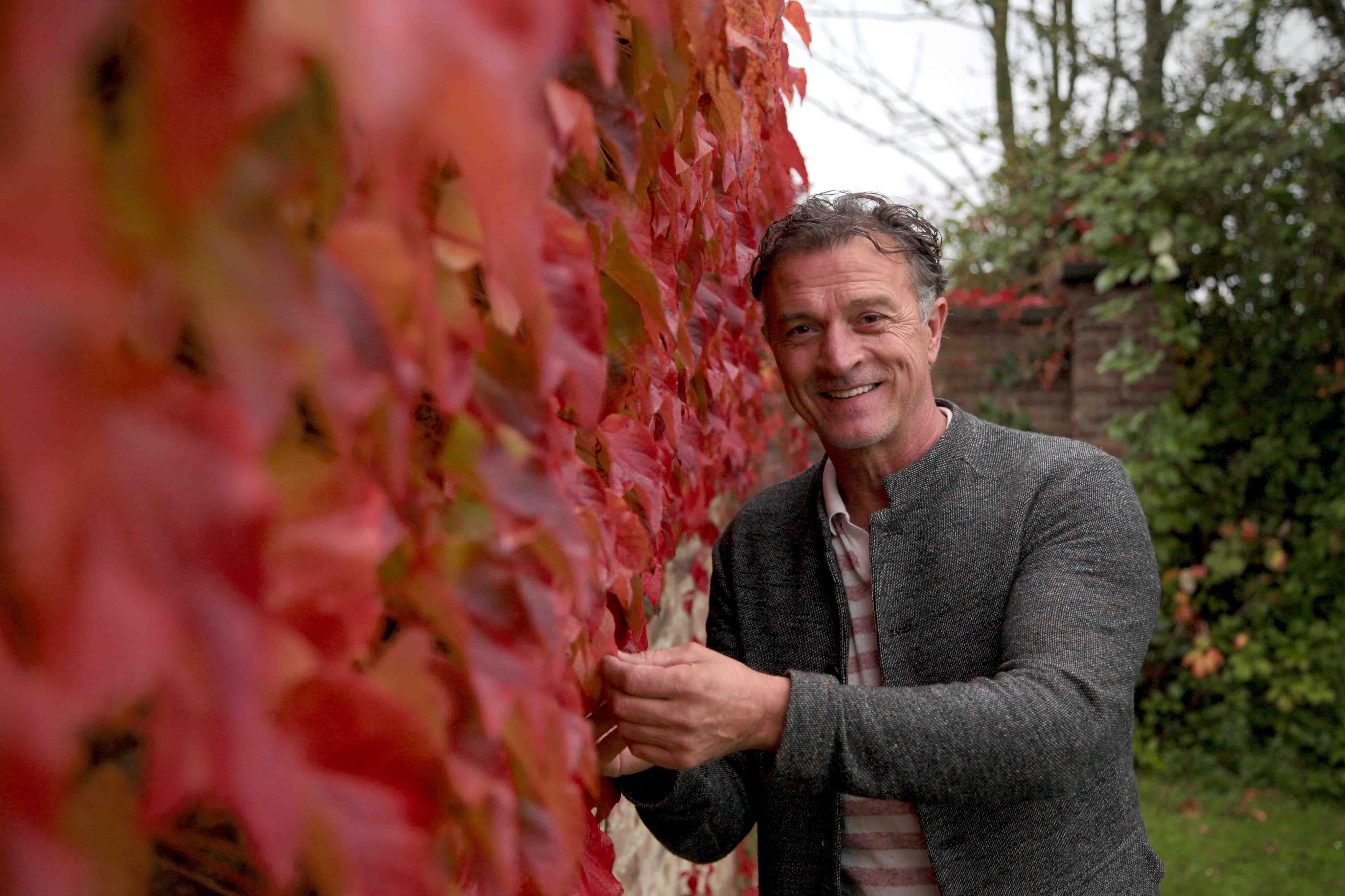jurgen met de japanse wilde wingerd. een klimplant.